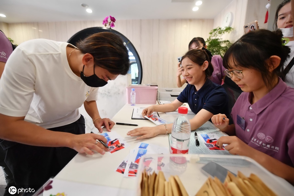 清华大学迎本科新生 冬奥冠军苏翊鸣入校报到