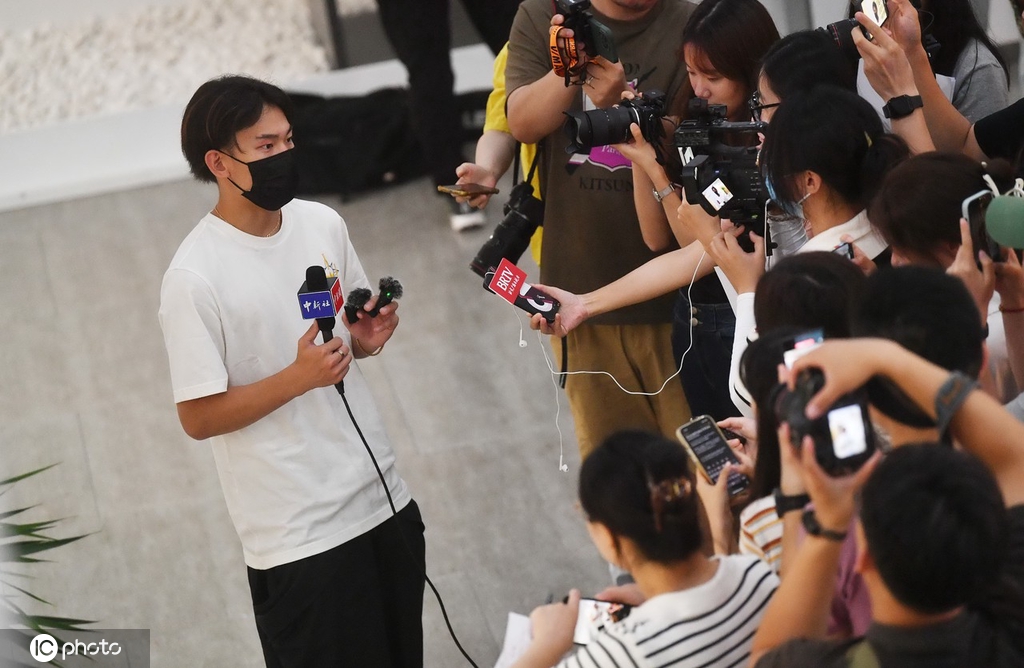 清华大学迎本科新生 冬奥冠军苏翊鸣入校报到