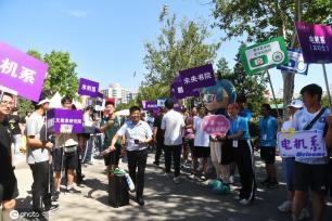 清华大学迎本科新生 冬奥冠军苏翊鸣入校报到