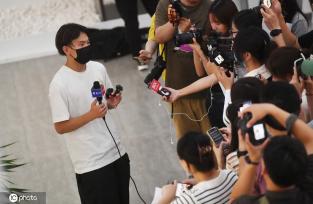 清华大学迎本科新生 冬奥冠军苏翊鸣入校报到