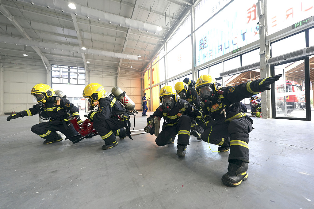 北京：服贸会（首钢园）举行灭火救援联合实战演练