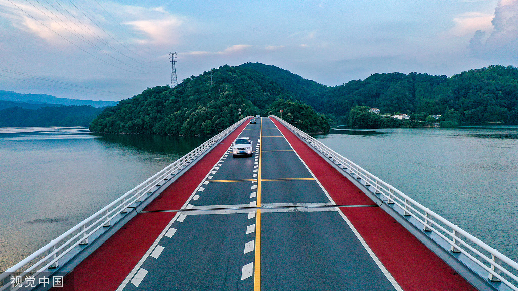 杭州亚运会公路自行车赛道沿湖绿树成荫