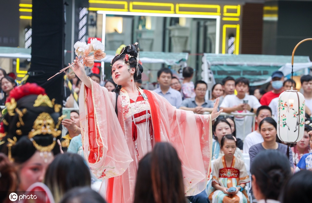 湖北武汉“光谷华服节”上演华服秀