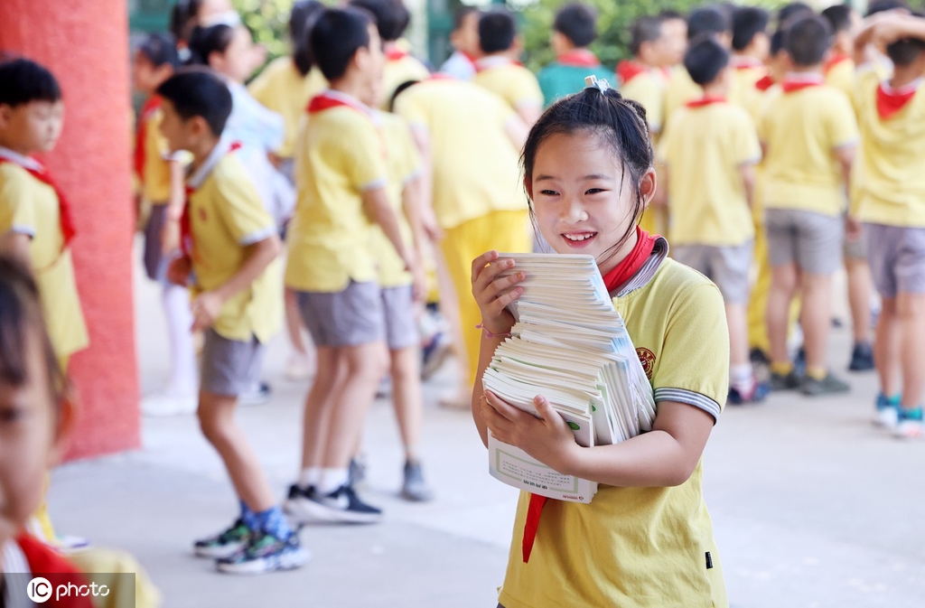 江苏南通：中小学幼儿园迎来报到日