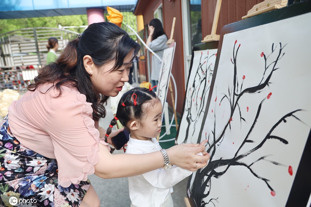 开笔礼摸物寓祝福 南通幼儿园花样迎开学