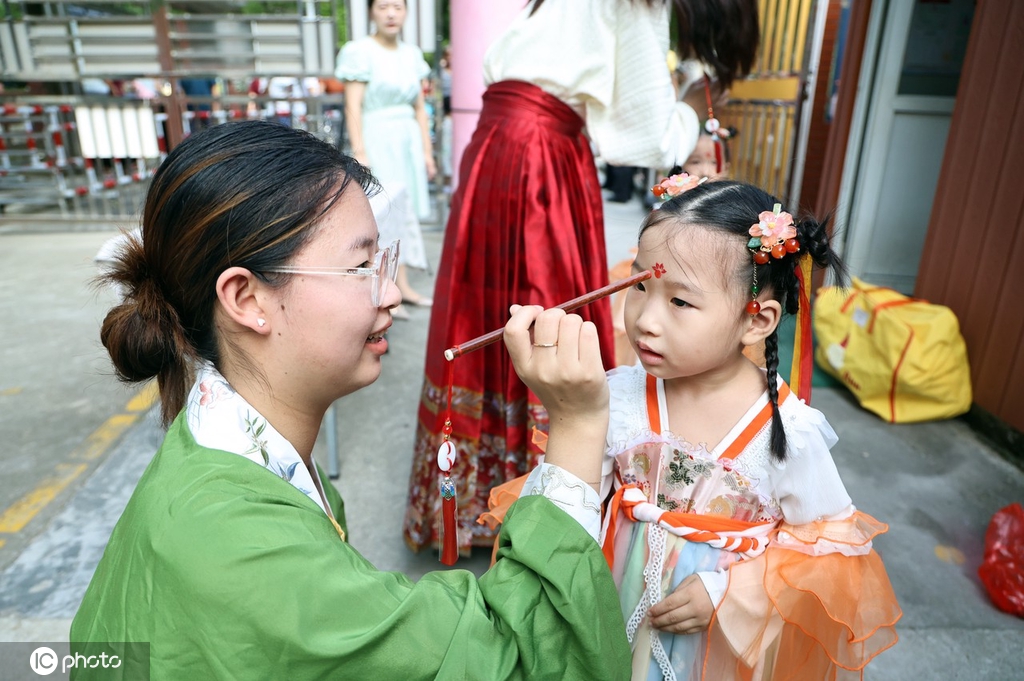 开笔礼摸物寓祝福 南通幼儿园花样迎开学