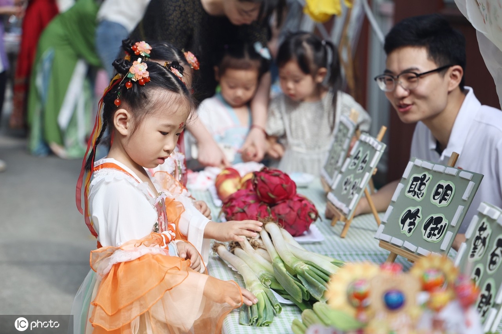 开笔礼摸物寓祝福 南通幼儿园花样迎开学