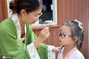 开笔礼摸物寓祝福 南通幼儿园花样迎开学