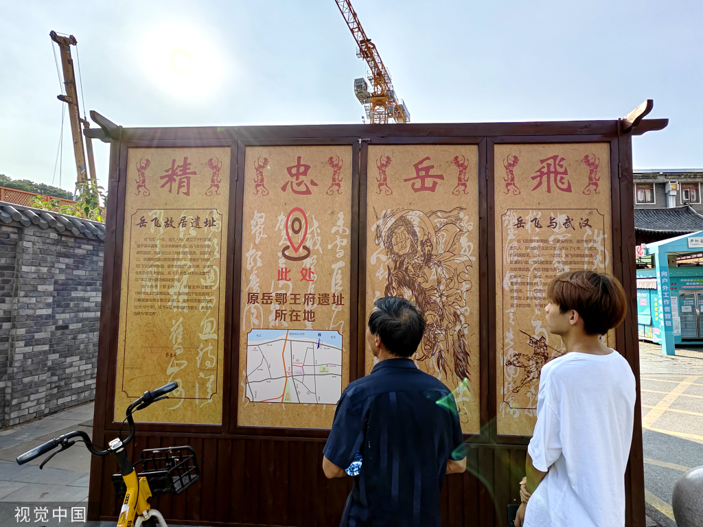 武汉户部巷街头配电箱“变身”岳飞文化博物馆