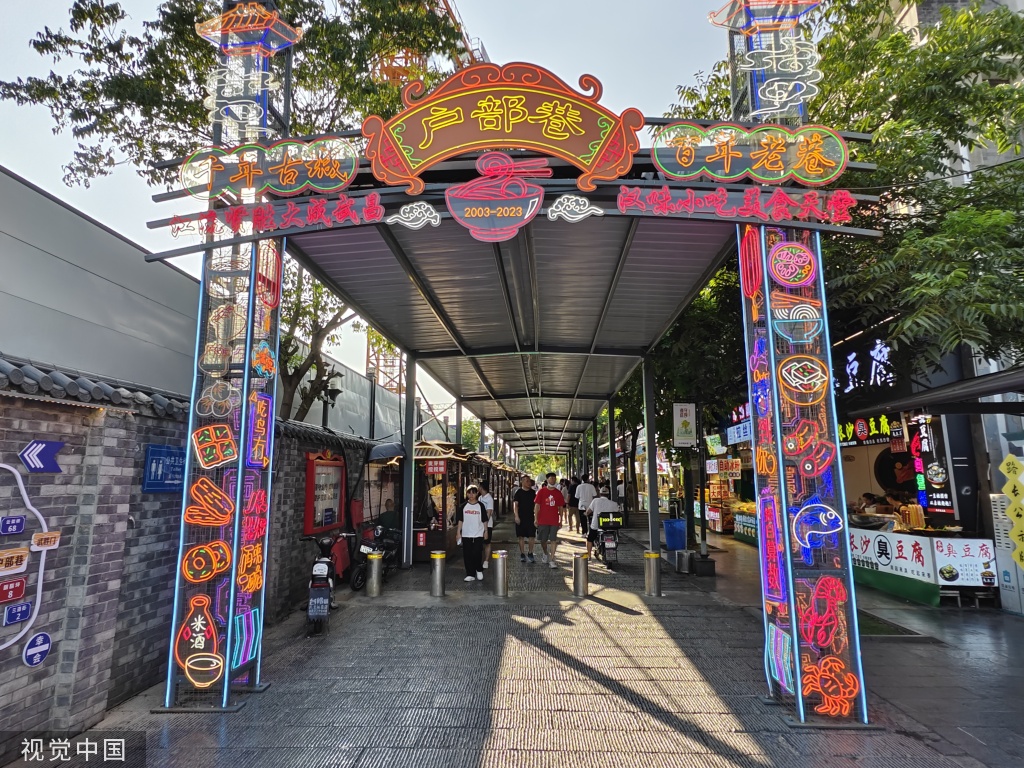 武汉户部巷街头配电箱“变身”岳飞文化博物馆