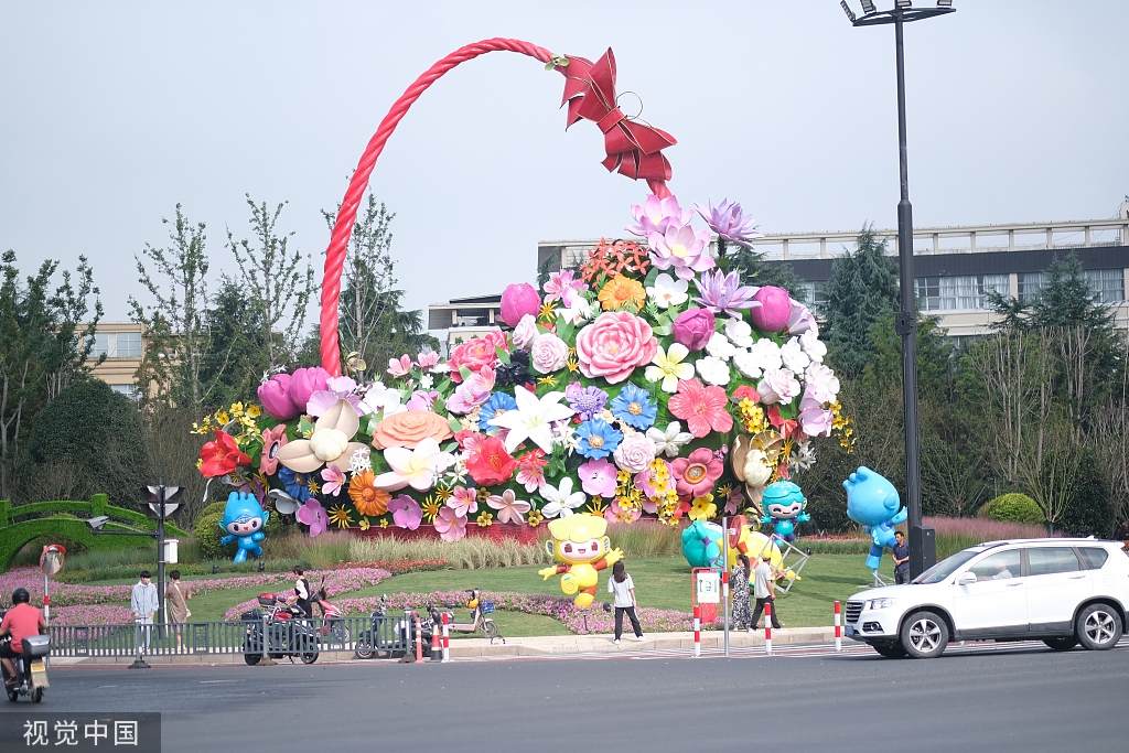巨型花篮亮相浙江绍兴街头 迎接杭州亚运会