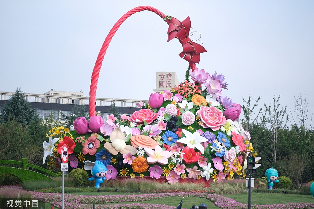 巨型花篮亮相浙江绍兴街头 迎接杭州亚运会