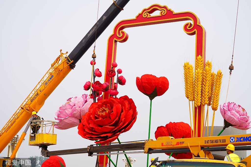 天安门广场国庆大花篮搭建中 工人吊装巨型花朵
