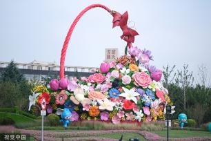 巨型花篮亮相浙江绍兴街头 迎接杭州亚运会