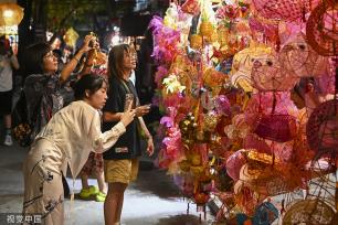 广州：中秋节将至 商铺悬挂手扎灯笼添氛围