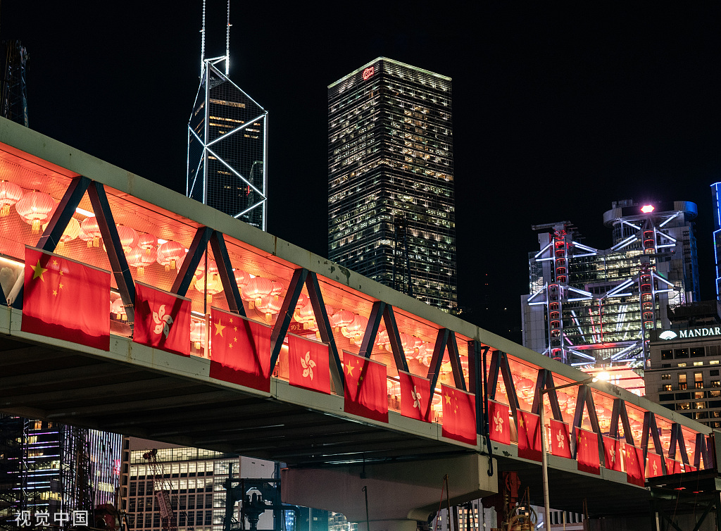 香港中环悬挂国旗和特区区旗 氛围喜庆迎国庆