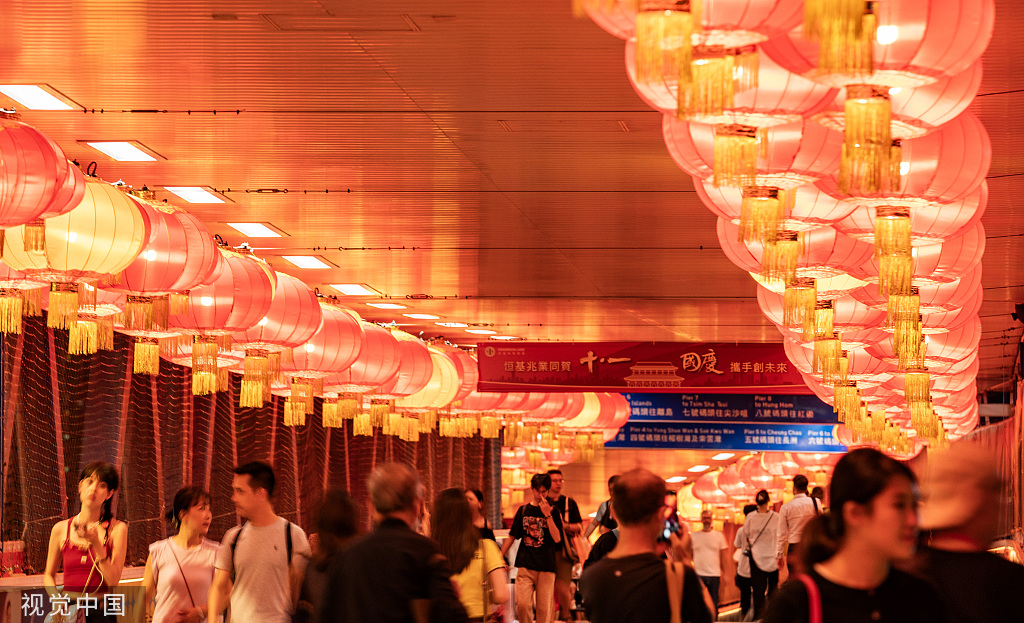 香港中环悬挂国旗和特区区旗 氛围喜庆迎国庆