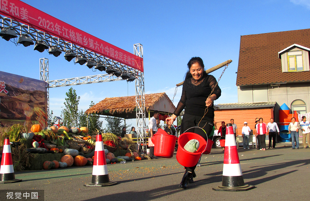 新疆塔城：农民丰收节将至 村民参与庆祝活动