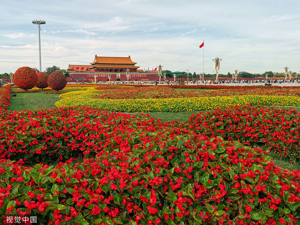 北京：天安门广场装扮一新 花团锦簇喜迎国庆