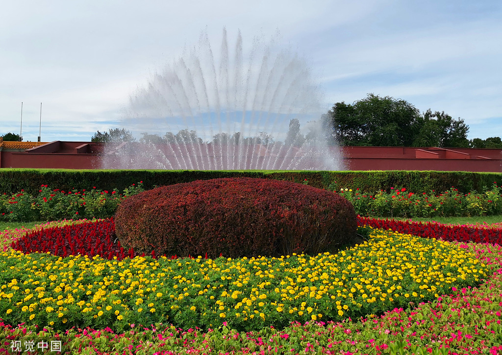 北京：天安门广场装扮一新 花团锦簇喜迎国庆