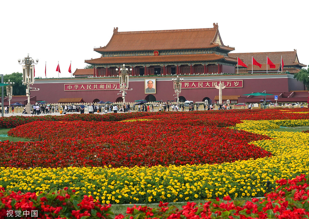 北京：天安门广场装扮一新 花团锦簇喜迎国庆
