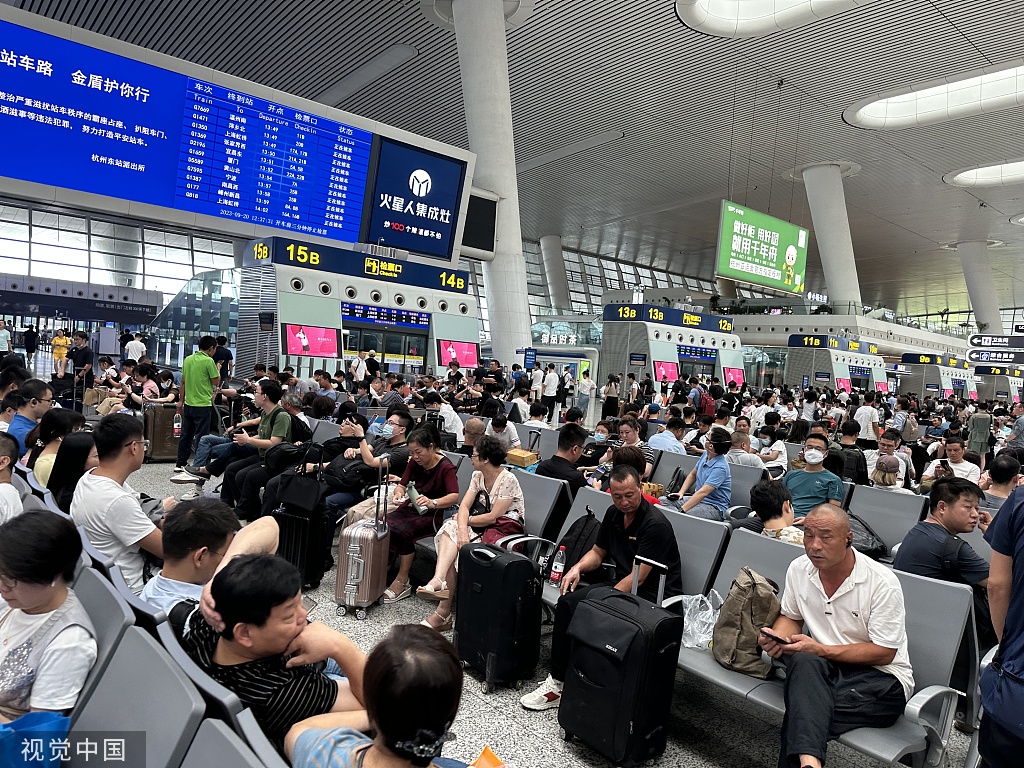 中秋国庆黄金周临近 杭州东站提前迎来客流高峰