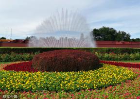 北京：天安门广场装扮一新 花团锦簇喜迎国庆