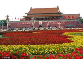 北京：天安门广场装扮一新 花团锦簇喜迎国庆