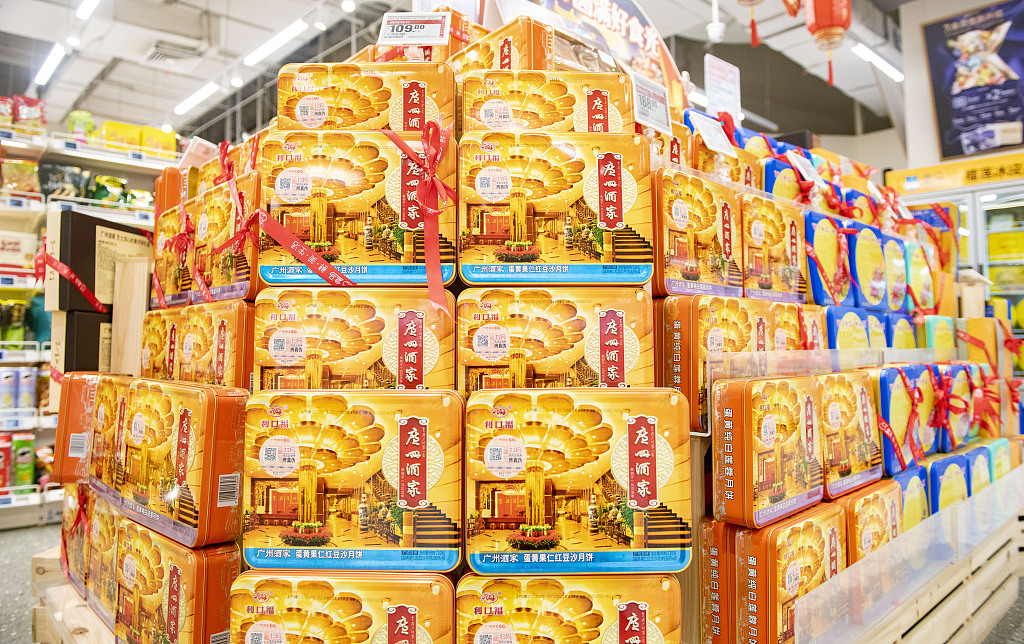 中秋节将至 各式月饼摆满超市货架