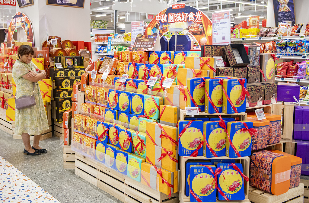 中秋节将至 各式月饼摆满超市货架