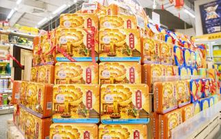 中秋节将至 各式月饼摆满超市货架