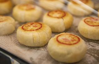 中秋节将至 各式月饼摆满超市货架