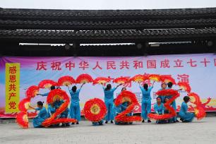 重庆：乡村舞蹈队演绎创新广场舞