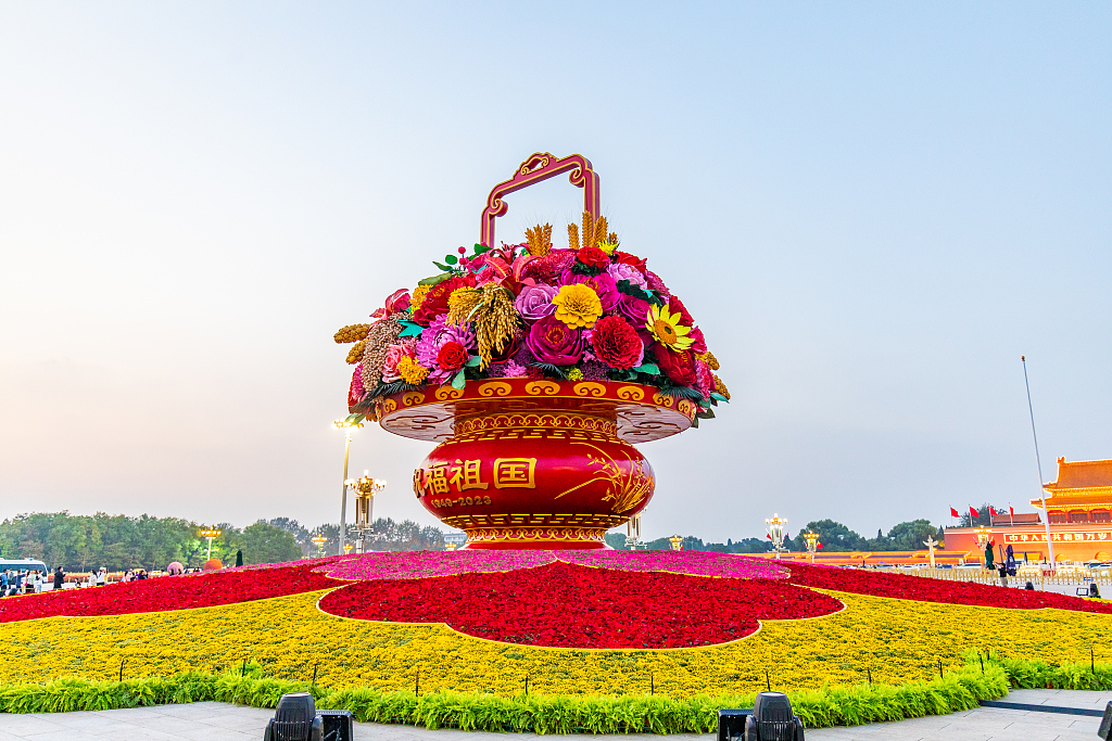 天安门广场“祝福祖国”巨型花篮正式亮相