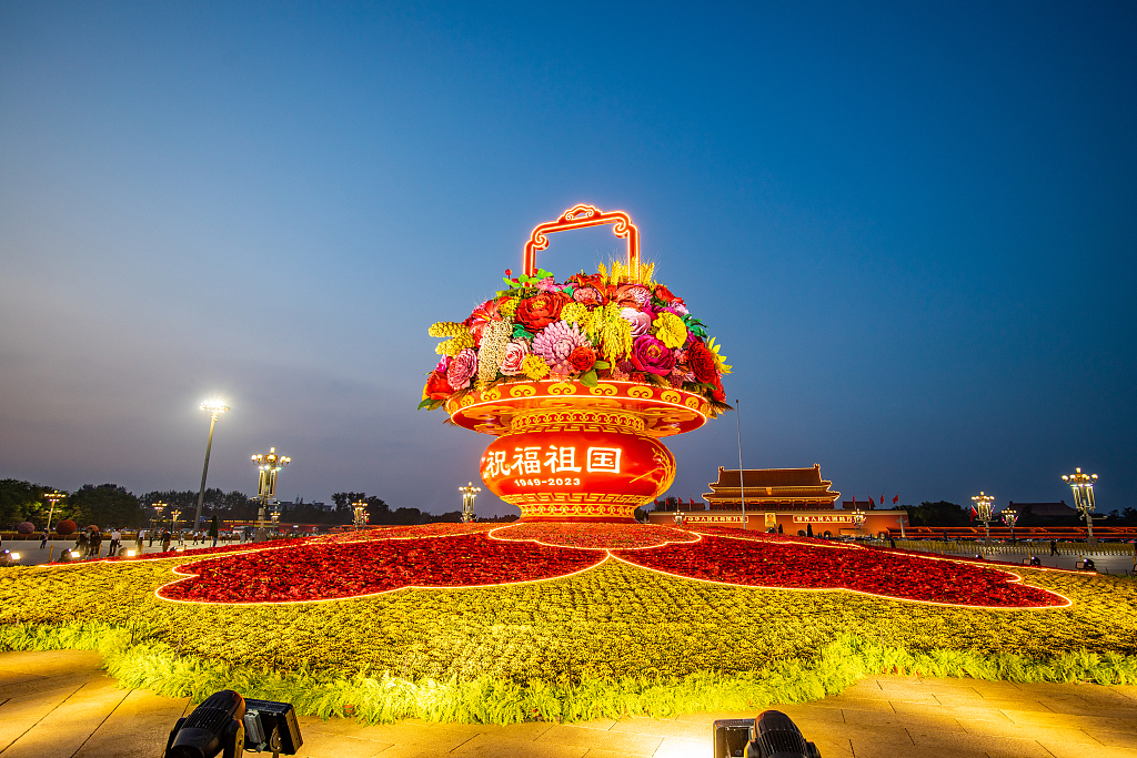 天安门广场“祝福祖国”巨型花篮正式亮相