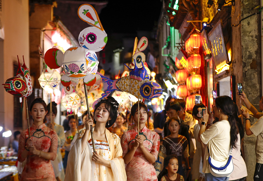 安徽黄山：各式花灯流光溢彩喜迎中秋节