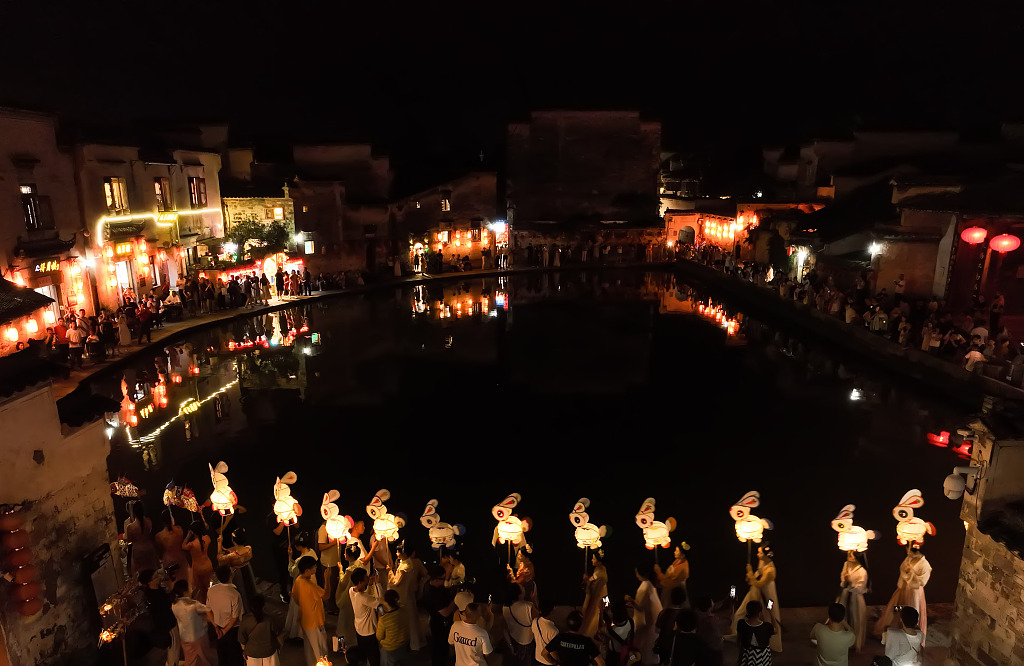 安徽黄山：各式花灯流光溢彩喜迎中秋节