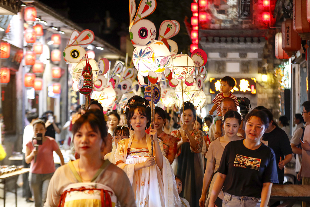安徽黄山：各式花灯流光溢彩喜迎中秋节