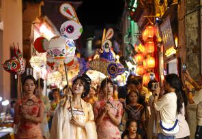 安徽黄山：各式花灯流光溢彩喜迎中秋节