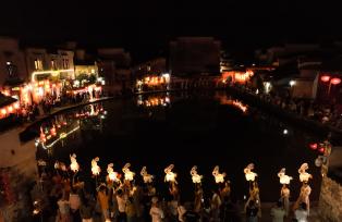 安徽黄山：各式花灯流光溢彩喜迎中秋节