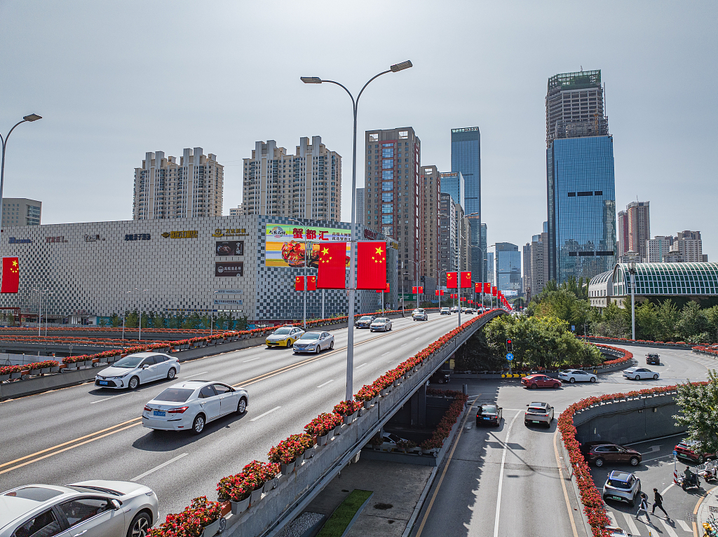 迎国庆 沈阳街头国旗飘扬