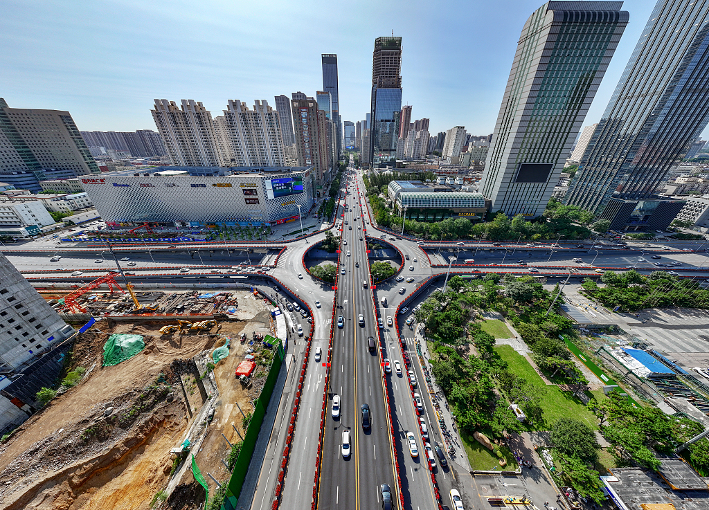 迎国庆 沈阳街头国旗飘扬