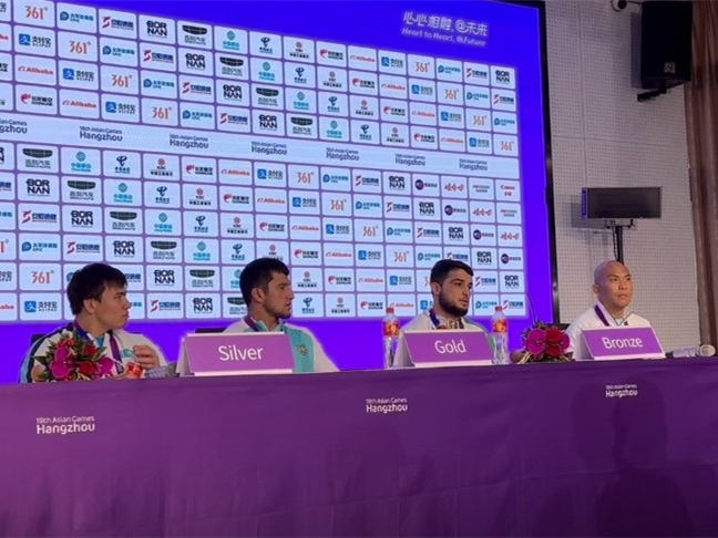 记者手记｜赛后发布会 季军帮忙给冠军当翻译