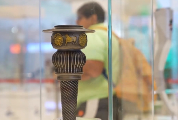 18支亚运会火炬正在展出 外国记者们最喜欢哪一支？