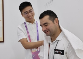 亚运会期间中外记者如何缓解疲劳 中医推拿受热捧