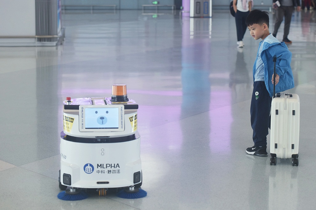 微型智能扫地机器人亮相杭州机场