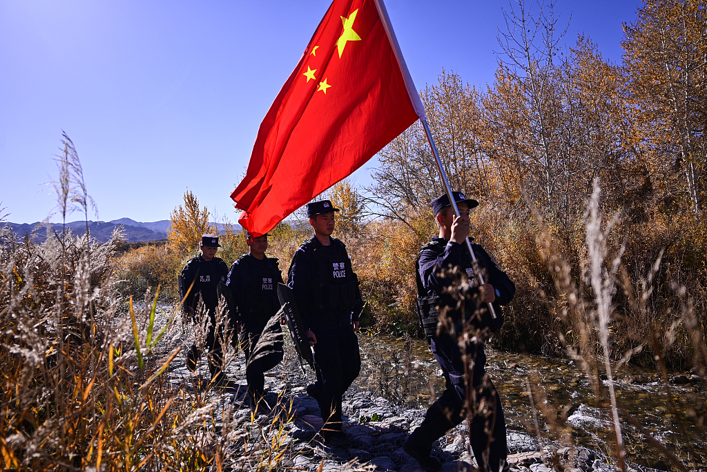 新疆阿勒泰：边防民警徒步进行巡护踏查