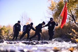 新疆阿勒泰：边防民警徒步进行巡护踏查