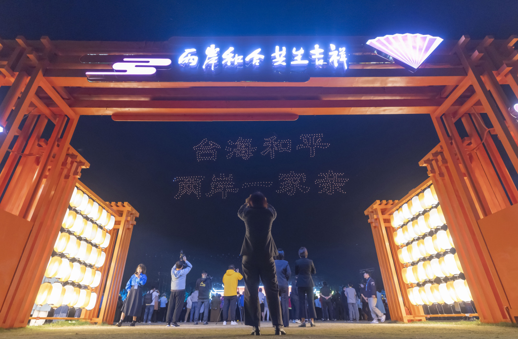 台胞千人参访团在江苏无锡参访并“点亮心灯”
