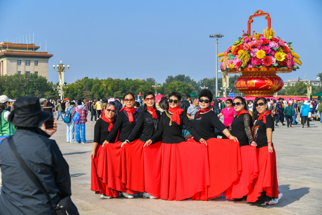 “双节”过后北京旅游热度不减 天安门广场游人如织